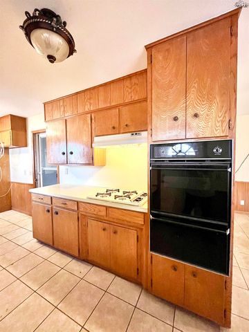 902 S PRESTON ROAD, Burkburnett, TX 76354