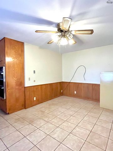 902 S PRESTON ROAD, Burkburnett, TX 76354