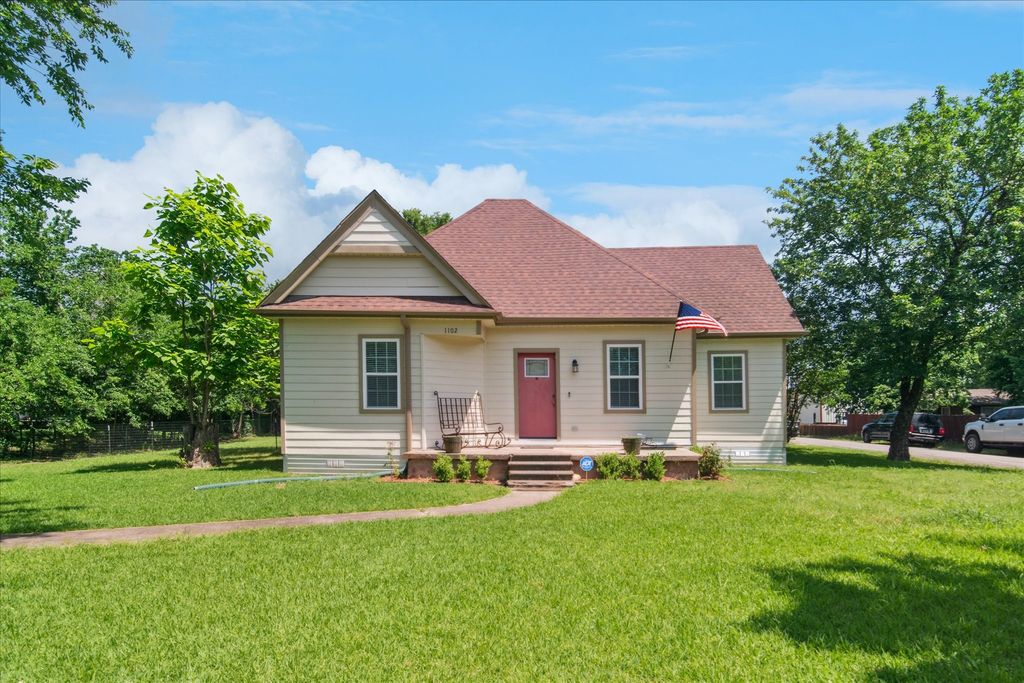 1102 W 12th Street, Bonham, TX 75418