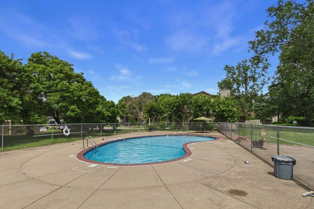 2801 Flag Avenue N 222, New Hope, MN 55427