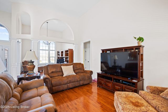 275 Brian Dr, Shepherdsville, KY 40165