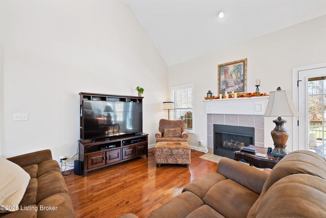 275 Brian Dr, Shepherdsville, KY 40165