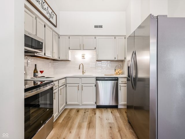 8060 Castle Farms Court, Indianapolis, IN 46256