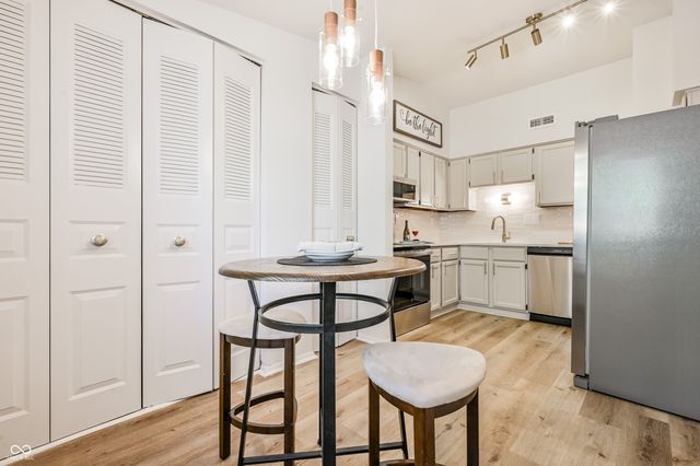 8060 Castle Farms Court, Indianapolis, IN 46256