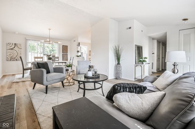 8060 Castle Farms Court, Indianapolis, IN 46256