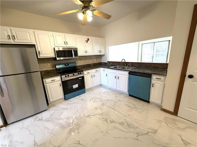 1409 Sampson LN, Virginia Beach, VA 23462