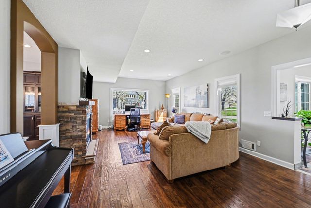 100 Peninsula Road, Medicine Lake, MN 55441