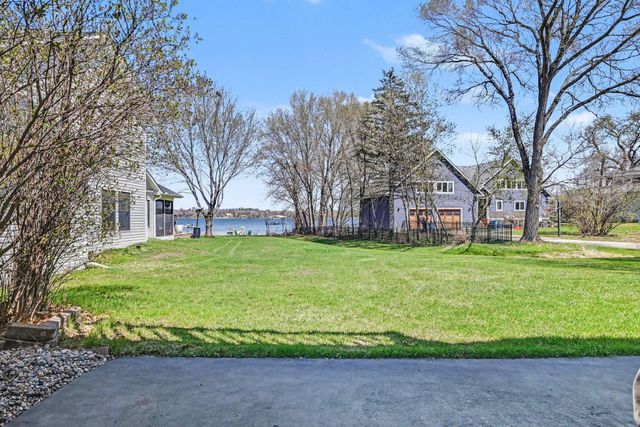 100 Peninsula Road, Medicine Lake, MN 55441