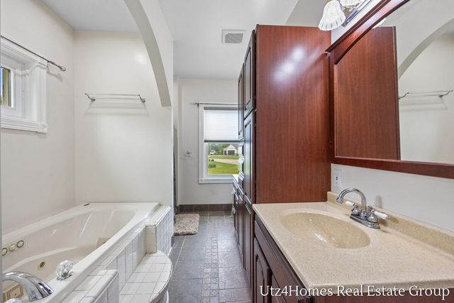 6625 Twin Springs Court NE, Rockford, MI 49341