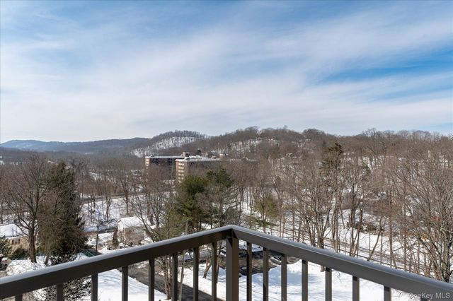 25 Stewart Place 716, Mount Kisco, NY 10549