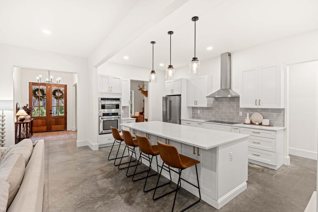 Image 9 of property listing at 1183 Guerins Bridge Road, Awendaw, SC 29429