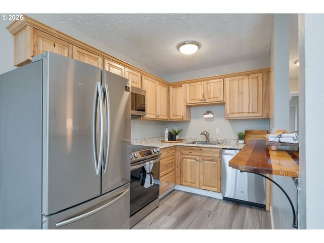 200 Sw FLORENCE Ave D12, Gresham, OR 97080