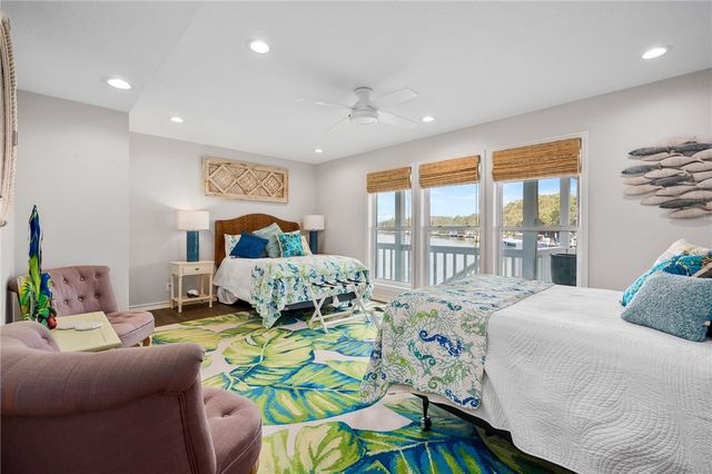 2301 Lakeside Ct, Rockport, TX 78382