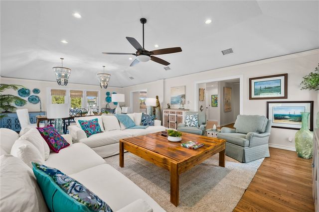 2301 Lakeside Ct, Rockport, TX 78382