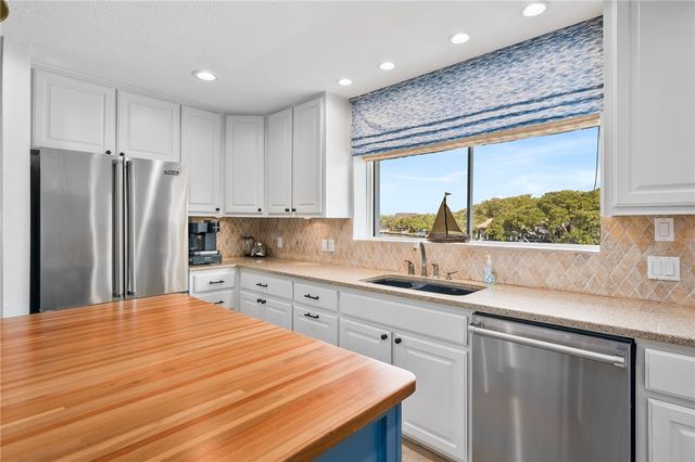 2301 Lakeside Ct, Rockport, TX 78382