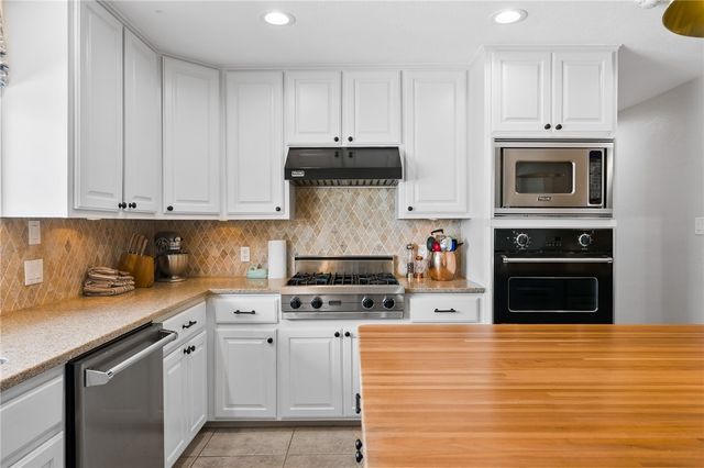 2301 Lakeside Ct, Rockport, TX 78382