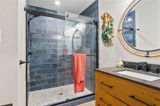 2301 Lakeside Ct, Rockport, TX 78382