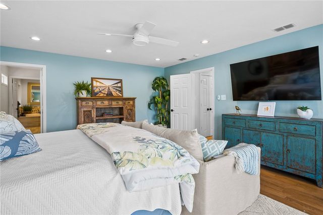 2301 Lakeside Ct, Rockport, TX 78382