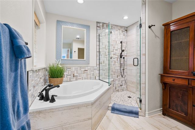 2301 Lakeside Ct, Rockport, TX 78382