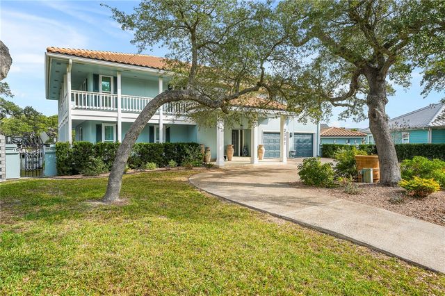 2301 Lakeside Ct, Rockport, TX 78382