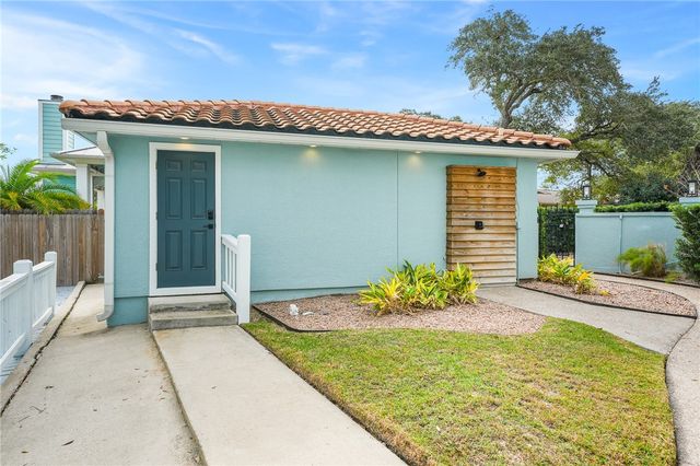 2301 Lakeside Ct, Rockport, TX 78382