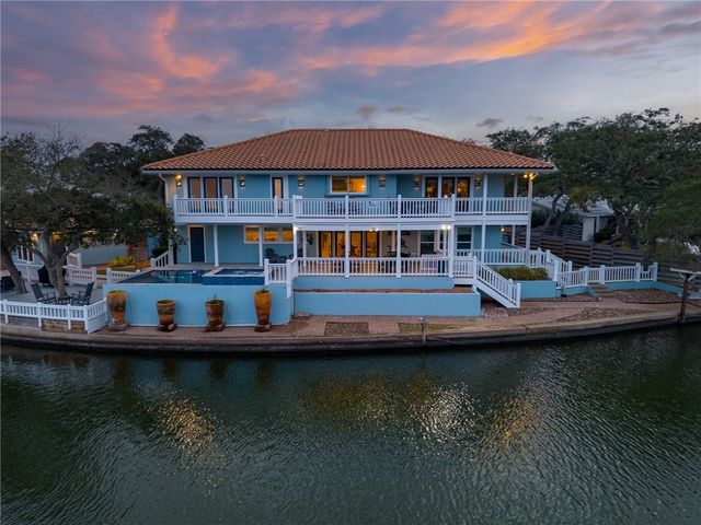 2301 Lakeside Ct, Rockport, TX 78382