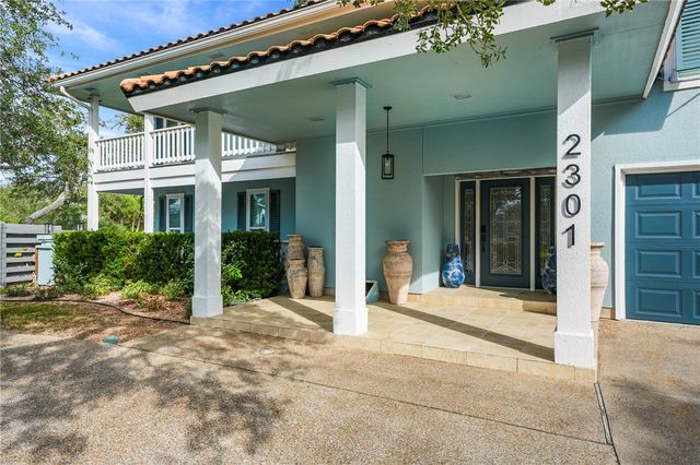 2301 Lakeside Ct, Rockport, TX 78382
