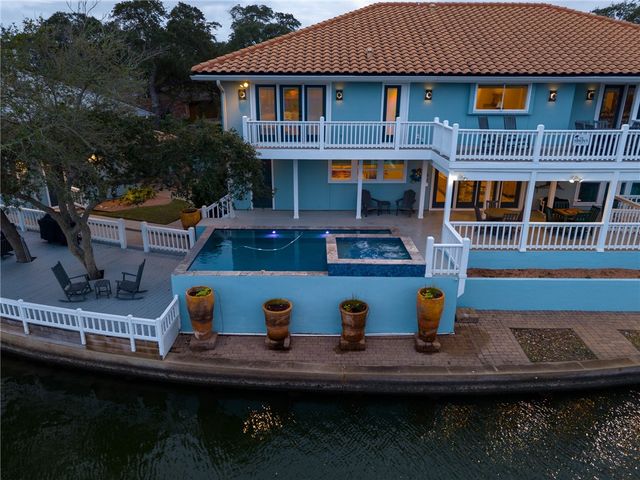 2301 Lakeside Ct, Rockport, TX 78382