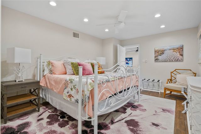 2301 Lakeside Ct, Rockport, TX 78382