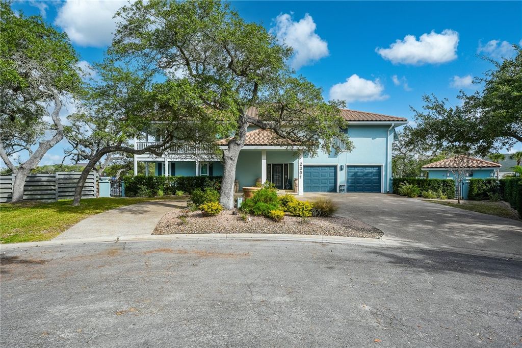 2301 Lakeside Ct, Rockport, TX 78382