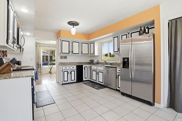 5122 Woodridge Drive, Newburgh, IN 47630