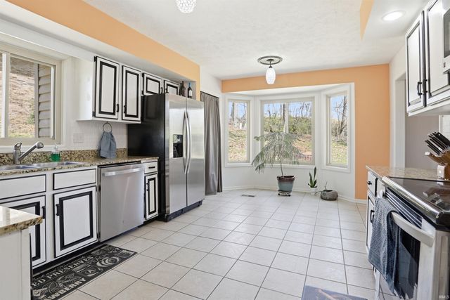 5122 Woodridge Drive, Newburgh, IN 47630