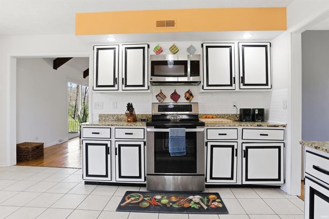 5122 Woodridge Drive, Newburgh, IN 47630