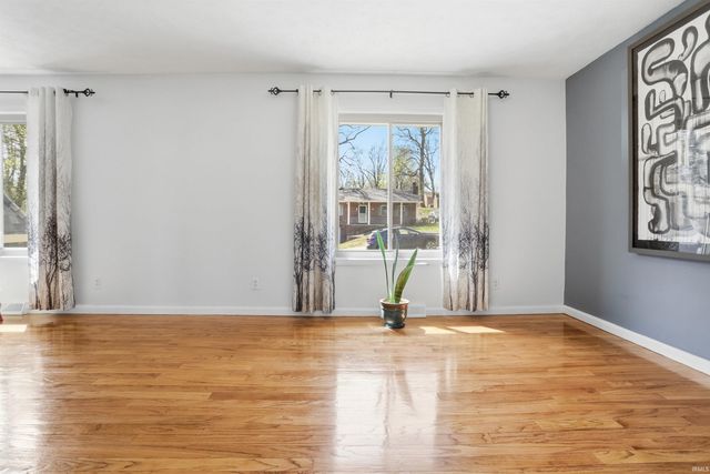 5122 Woodridge Drive, Newburgh, IN 47630