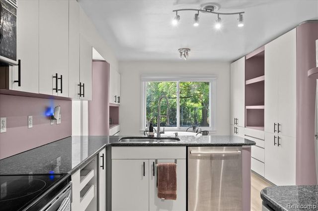 5476 Van Ness Drive, Bloomfield Hills, MI 48302