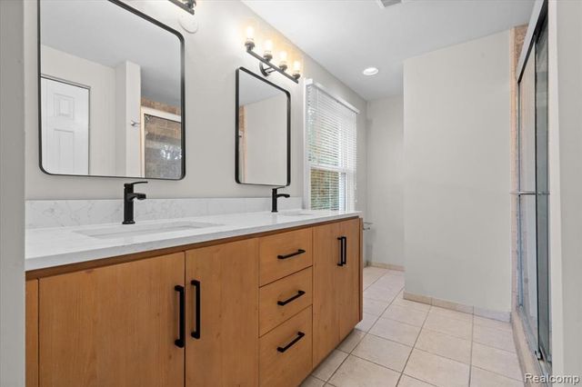 5476 Van Ness Drive, Bloomfield Hills, MI 48302