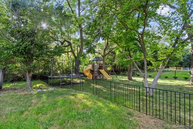 5476 Van Ness Drive, Bloomfield Hills, MI 48302