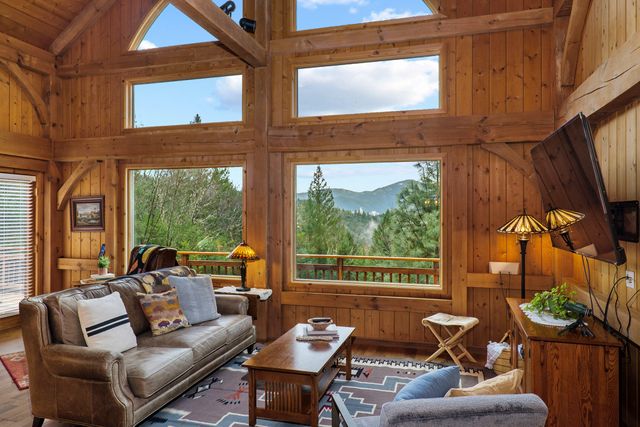 696 Yearly Way, Grants Pass, OR 97527