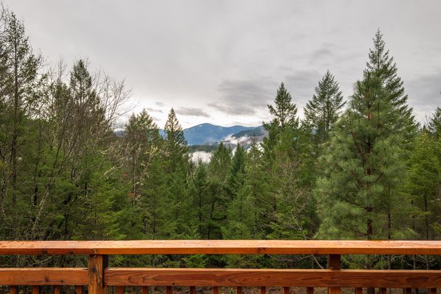 696 Yearly Way, Grants Pass, OR 97527