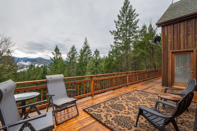 696 Yearly Way, Grants Pass, OR 97527