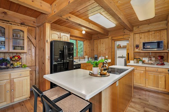 696 Yearly Way, Grants Pass, OR 97527