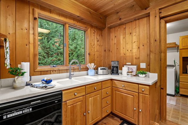 696 Yearly Way, Grants Pass, OR 97527