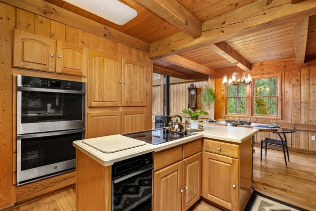 696 Yearly Way, Grants Pass, OR 97527