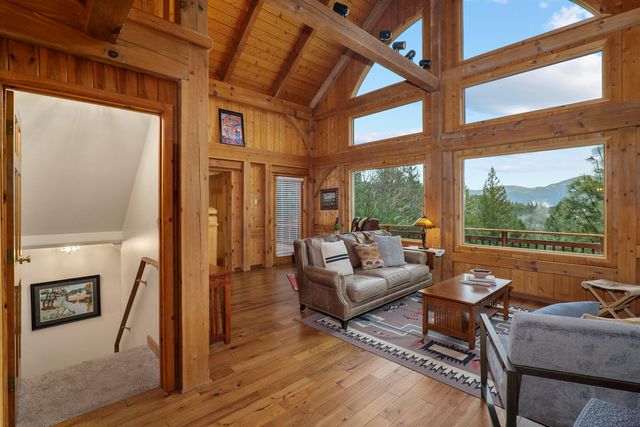 696 Yearly Way, Grants Pass, OR 97527