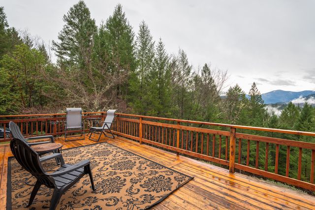 696 Yearly Way, Grants Pass, OR 97527