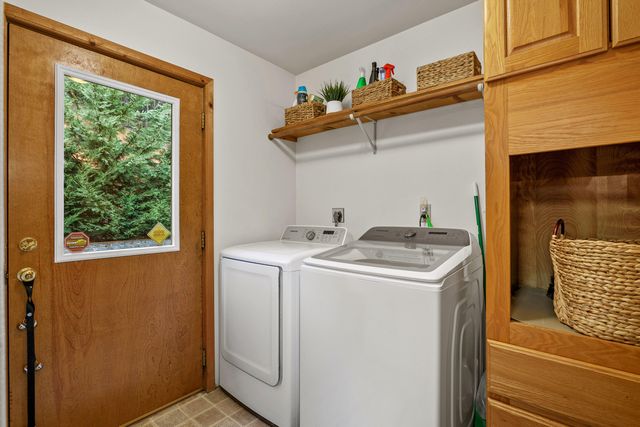 696 Yearly Way, Grants Pass, OR 97527