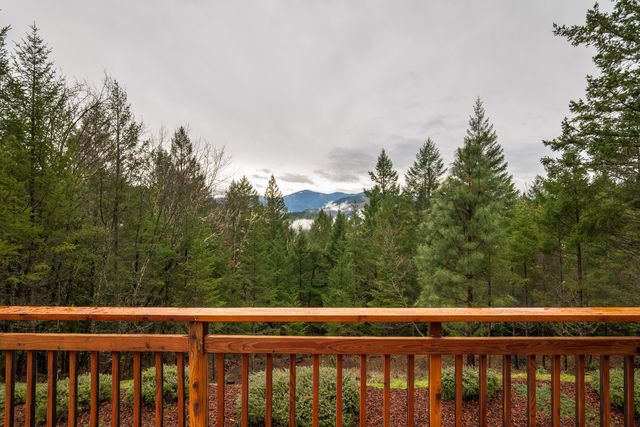 696 Yearly Way, Grants Pass, OR 97527