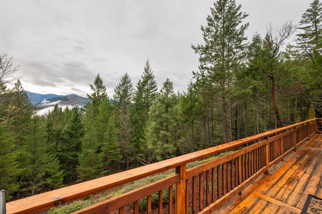 696 Yearly Way, Grants Pass, OR 97527