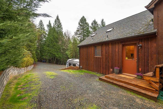 696 Yearly Way, Grants Pass, OR 97527