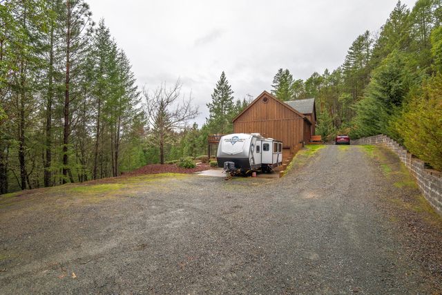 696 Yearly Way, Grants Pass, OR 97527